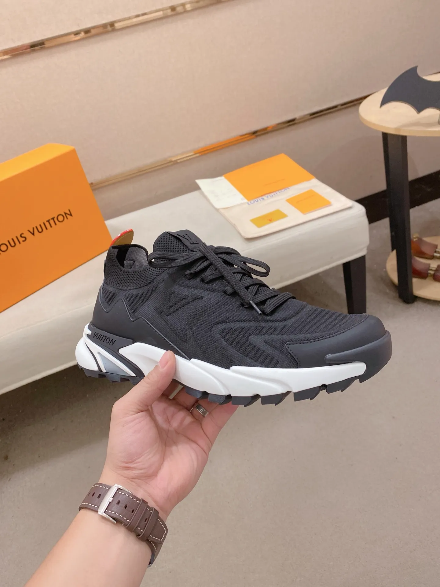 Men's Men's Shoes💰: 620💰The high version of the LV Runner Tatic sneakers are made of a whole piece of technical knitting to create an easy-to-take-on design, and are trimmed with cow leather to outline the upper. The LV logo on the side creates a dynamic feel among the textures, and the leather back strap is shaped like the handle fasteners in the Louis Vuitton leather goods collection. Mixed materials Laces Louis Vuitton accents Rubber outsole with Vuitton logo Size 39-44 Customizable 38.45.46